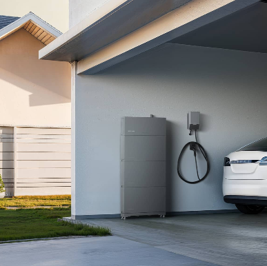 Image of an EcoFlow PowerOcean next to a vehicle