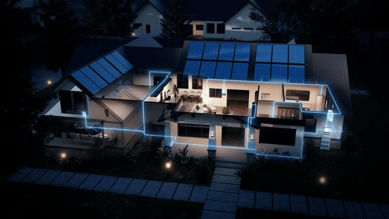 Mit Solarstrom betriebenes E-Auto lädt zu Hause