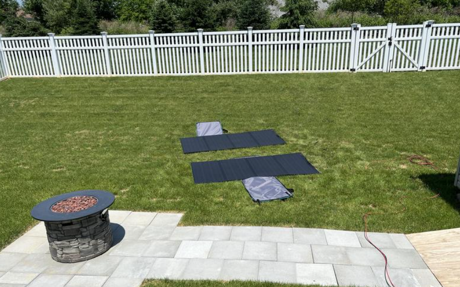 Legen Sie die Solarpaneele flach an einen sauberen Ort