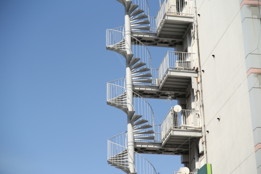 二方向避難 建造物