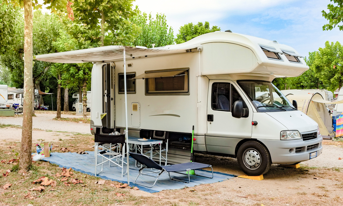 キャンピングカー　外部電源　メリット　注意点