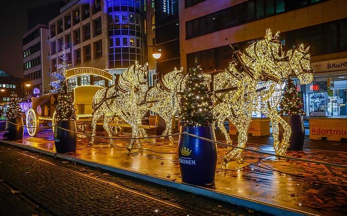 Lebhafte Atmosphäre auf dem Weihnachtsmarkt