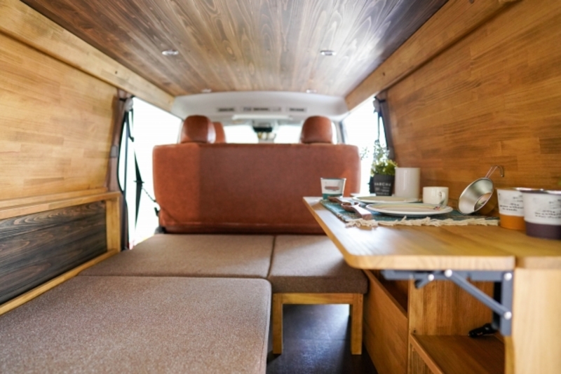 キャラバン 車中泊 便利グッズ