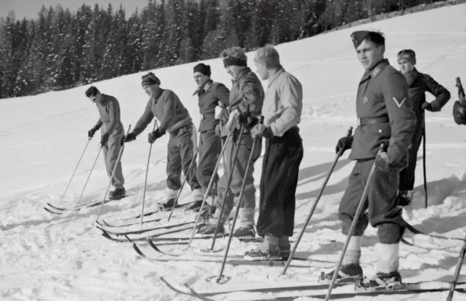 Soldats de ski de randonnée pendant la Seconde Guerre mondiale