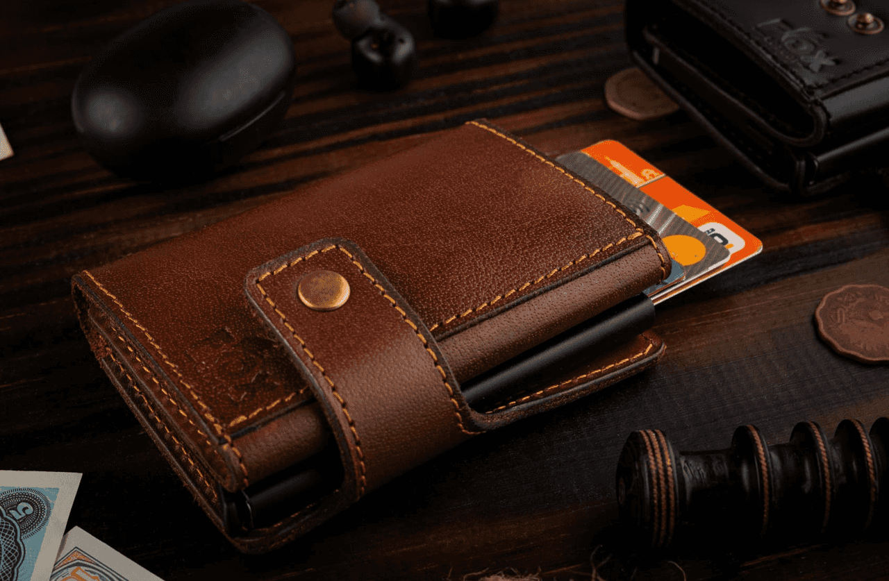 Classic leather wallet with RFID protection