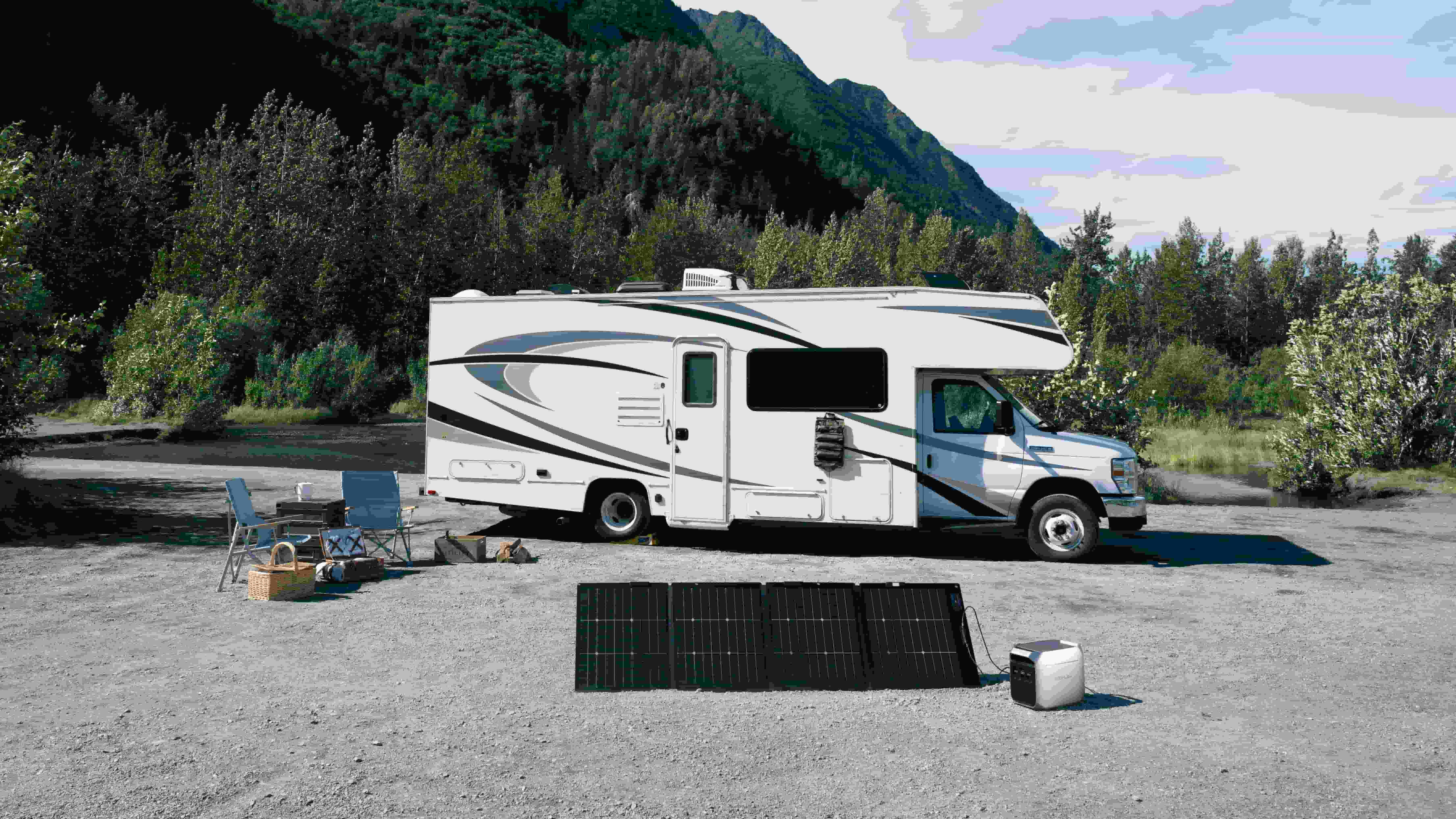 Famille profitant d’un séjour en pleine nature pour un camping pas cher