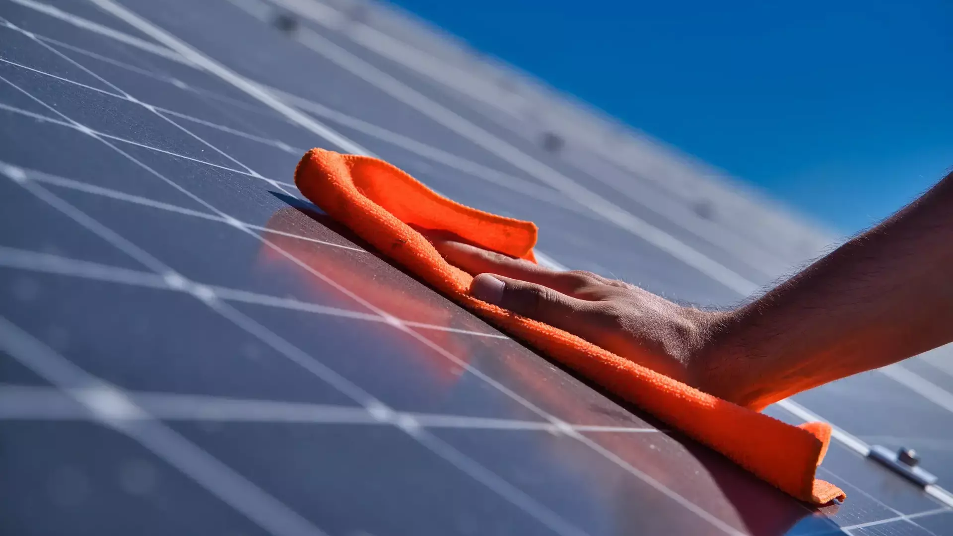 Reinigung von monokristallinen Solarmodulen zur Ertragssteigerung