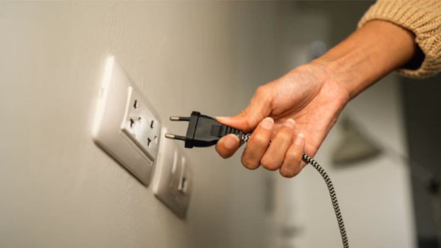 Desenchufando electrodomésticos para prevenir daños por motivo apagón.