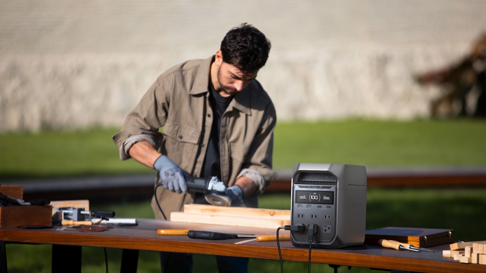 Alimentation de chantier mobile pour montage de pergola extérieure