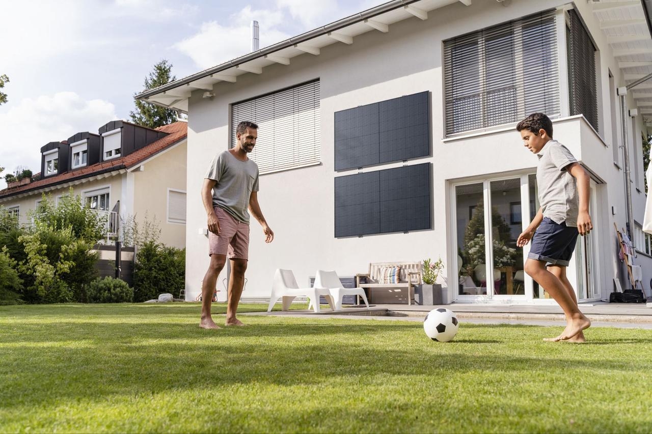PV Anlage von EcoFlow an der Hauswand