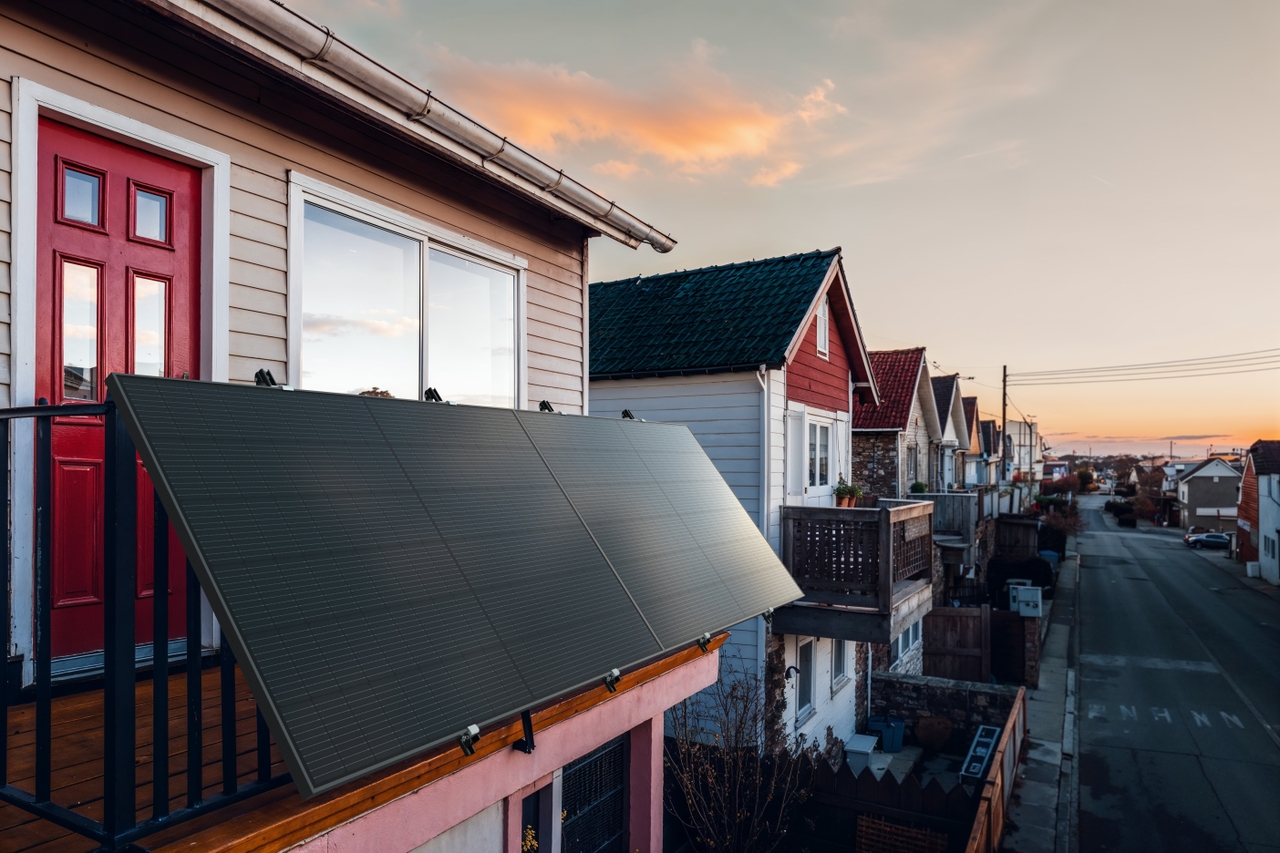 Solarpaneele an der Seite des Hauses