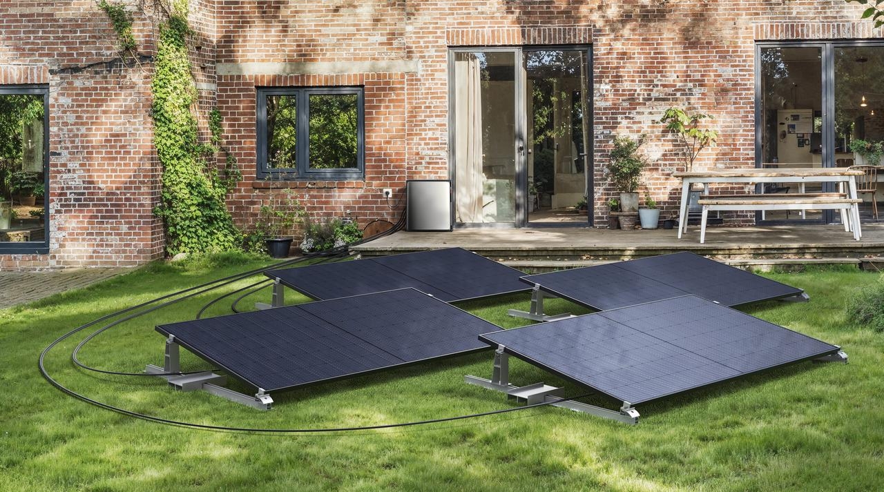 EcoFlow STREAM Ultra X Solarmodule im Garten aufgestellt