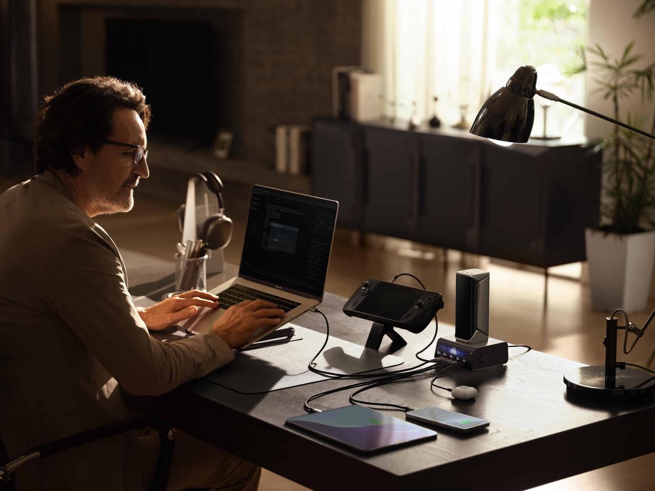 Laptop und andere Stromabnehmer im Büro