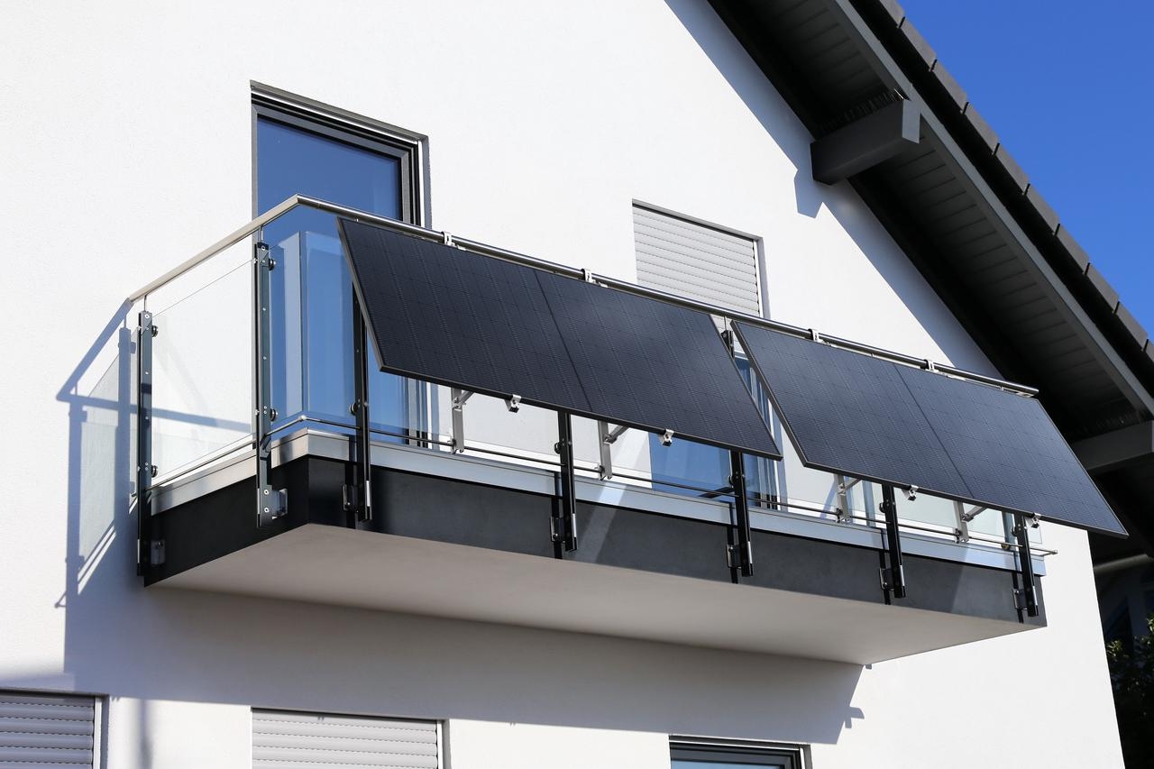 Solarmodul eines Balkonkraftwerks im richtigen Neigungswinkel
