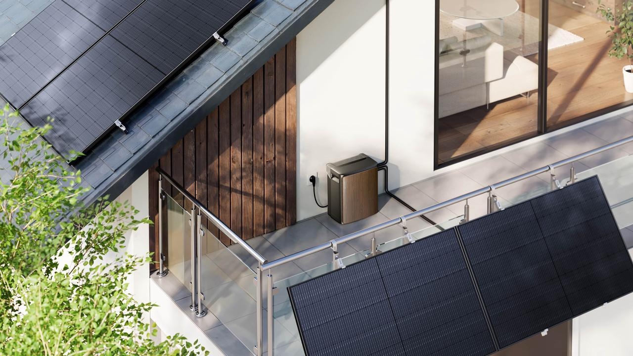Solarpaneele mit Speicher auf der Terrasse