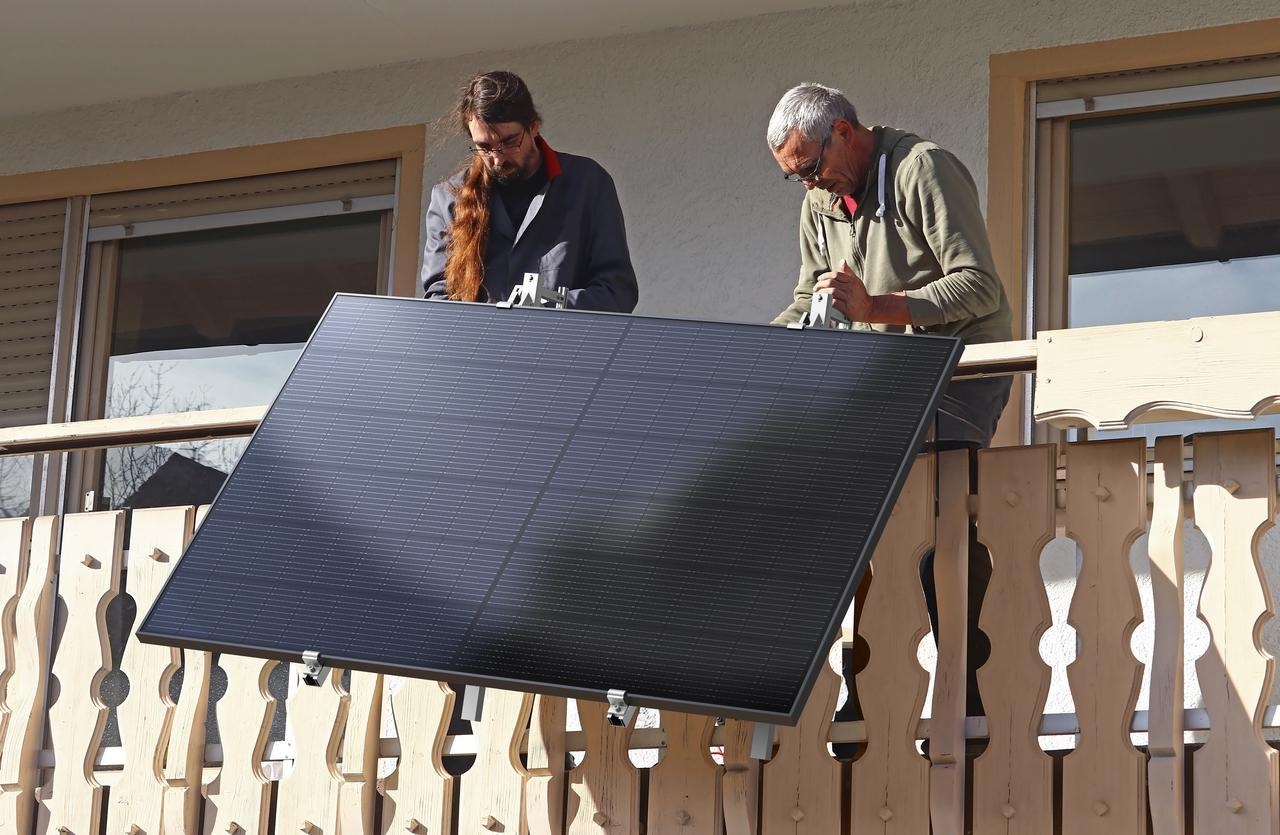 Solarpaneele mit Batteriespeicher auf der Terrasse