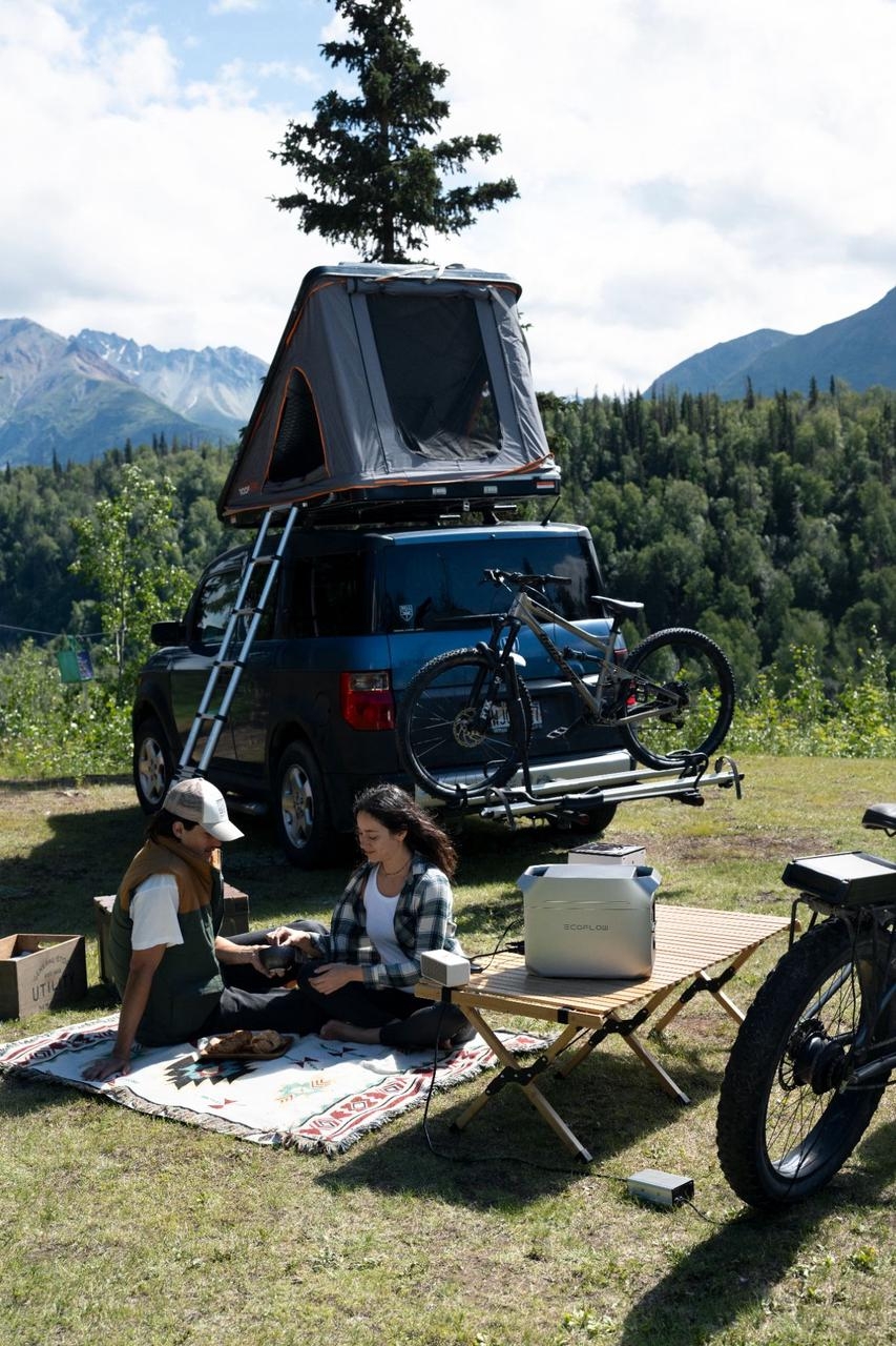 Furgoneta camperizada estacionada en la naturaleza