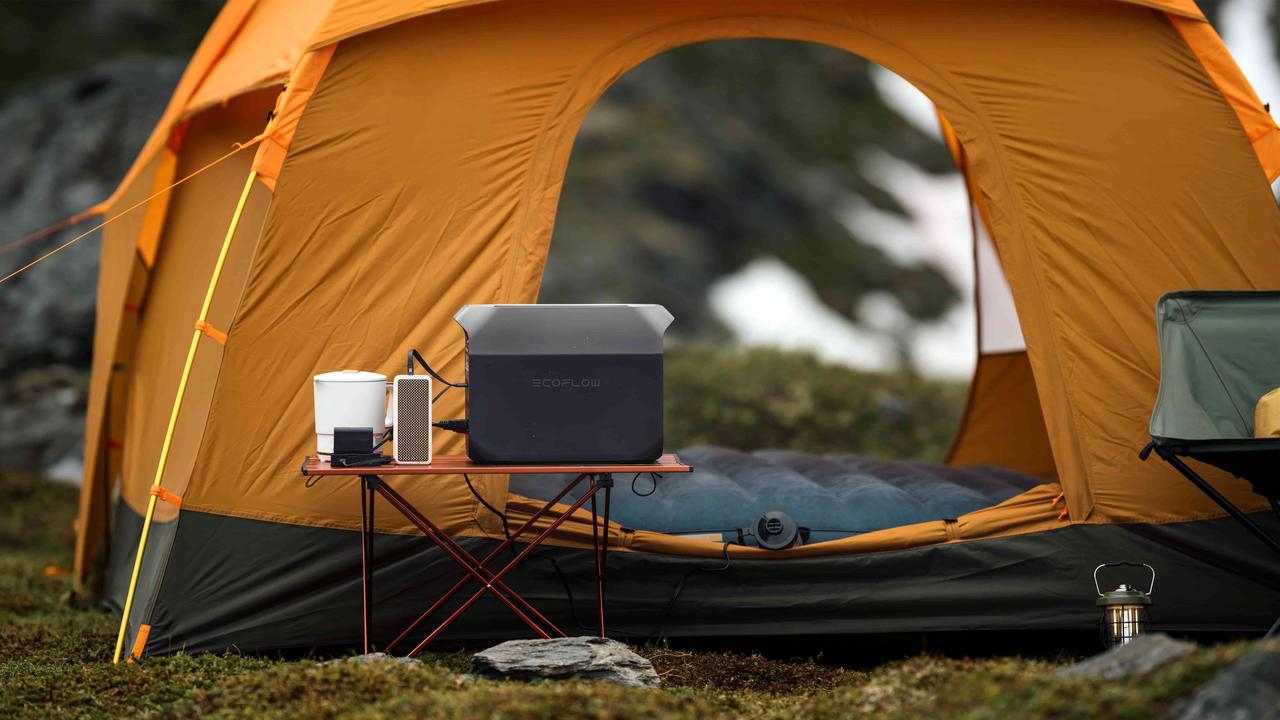 carpa con kayak de mar y energía portátil