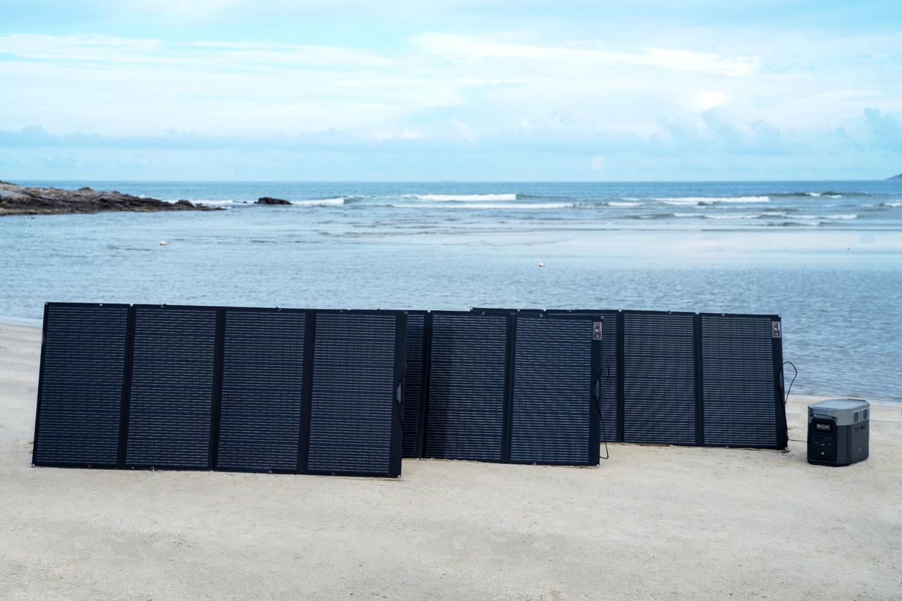 kayak mar con paneles solares portátiles para acampar en la playa