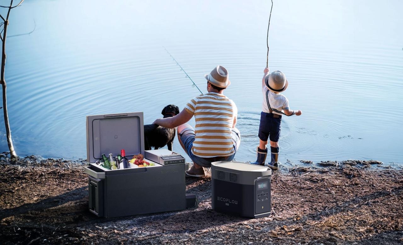 Pesca desde la orilla con refrigerador portátil para el pescado