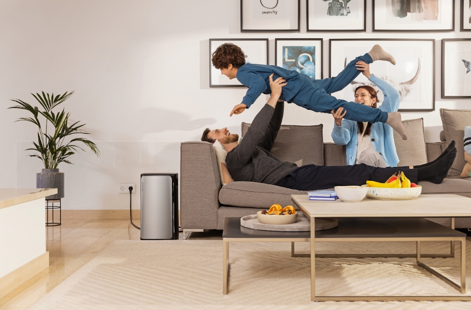 Familie spielt neben ladender EcoFlow Powerstation