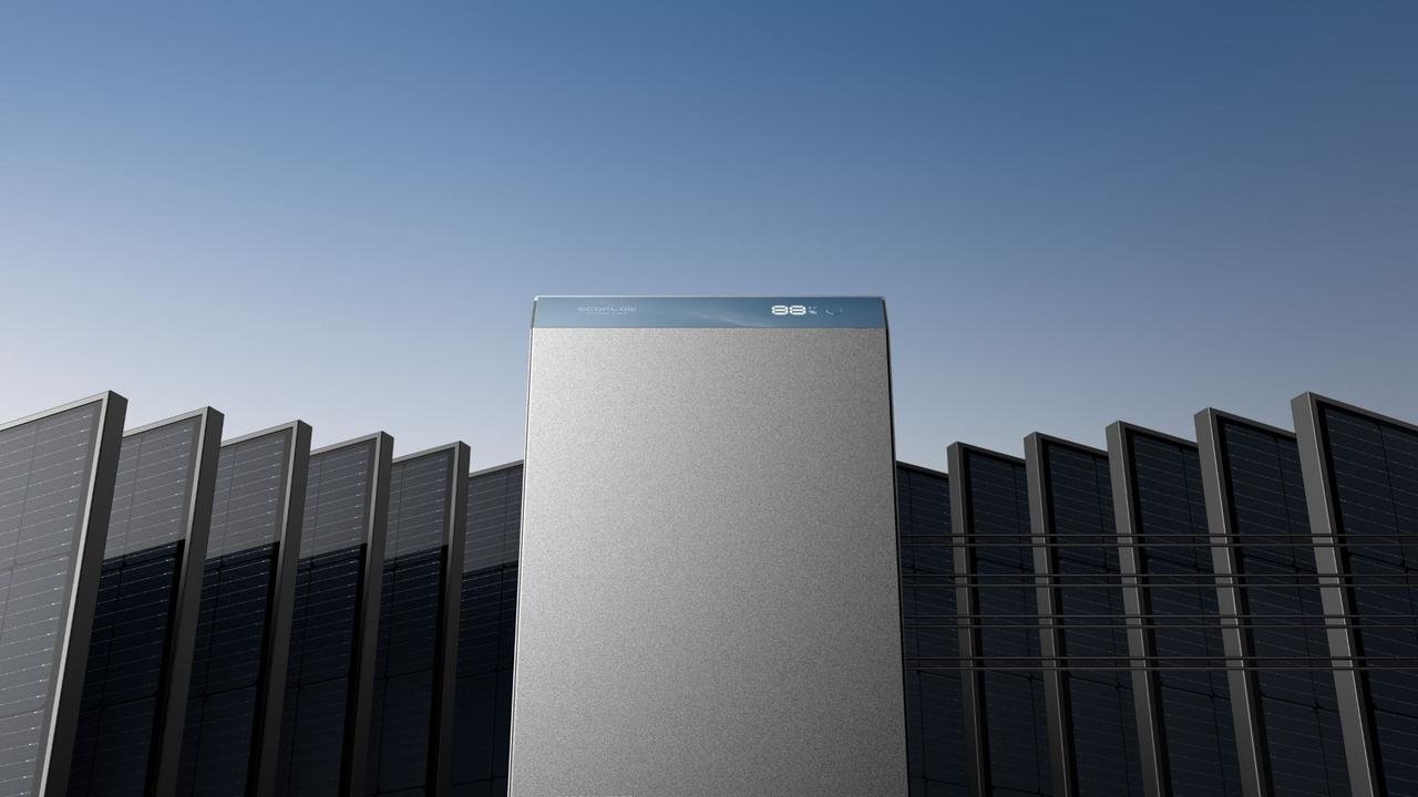 Vivienda sostenible con paneles solares en el tejado